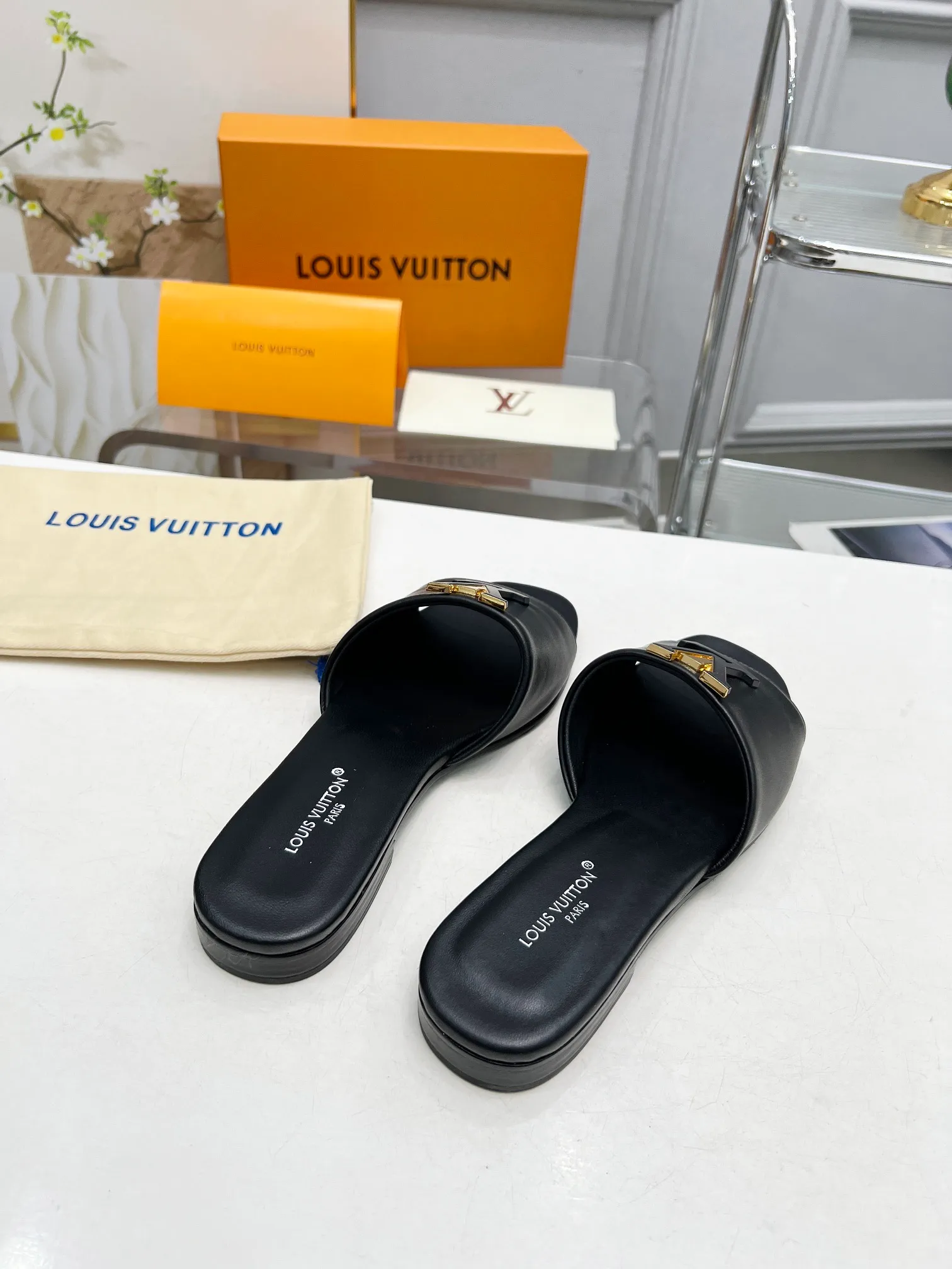 👟👟Ex-factory price 440👟👟Louis Vuitton/Louis Vuitton women's new sandals LV SUNSET COMFORT flat sandals are made of exquisite cowhide and sheepskin lining, the uppers show handicrafts, and are matched with genuine leather soles*@wearing experience. LV logo hardware buckle on upper, size 35-42
